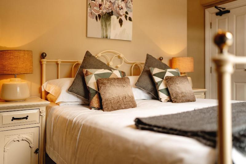 Wheatacre White Lion image
