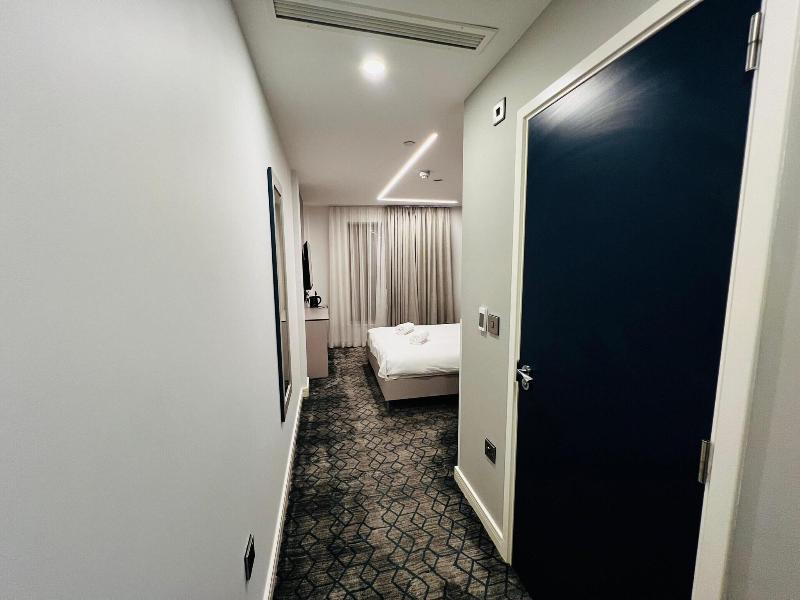 Ilford Grand Hotel image