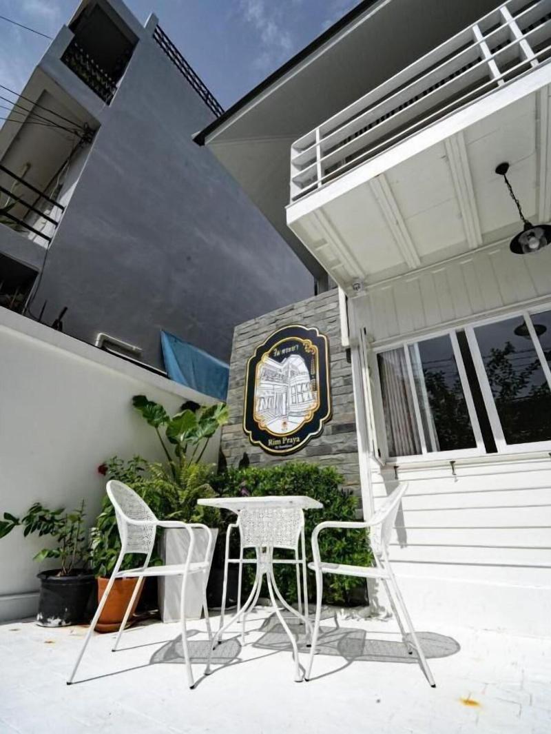 Roomquest Bangkok Rim Praya Dinsor Road image