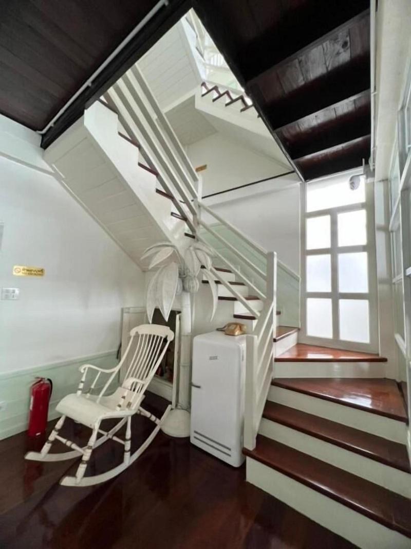 Roomquest Bangkok Rim Praya Dinsor Road image