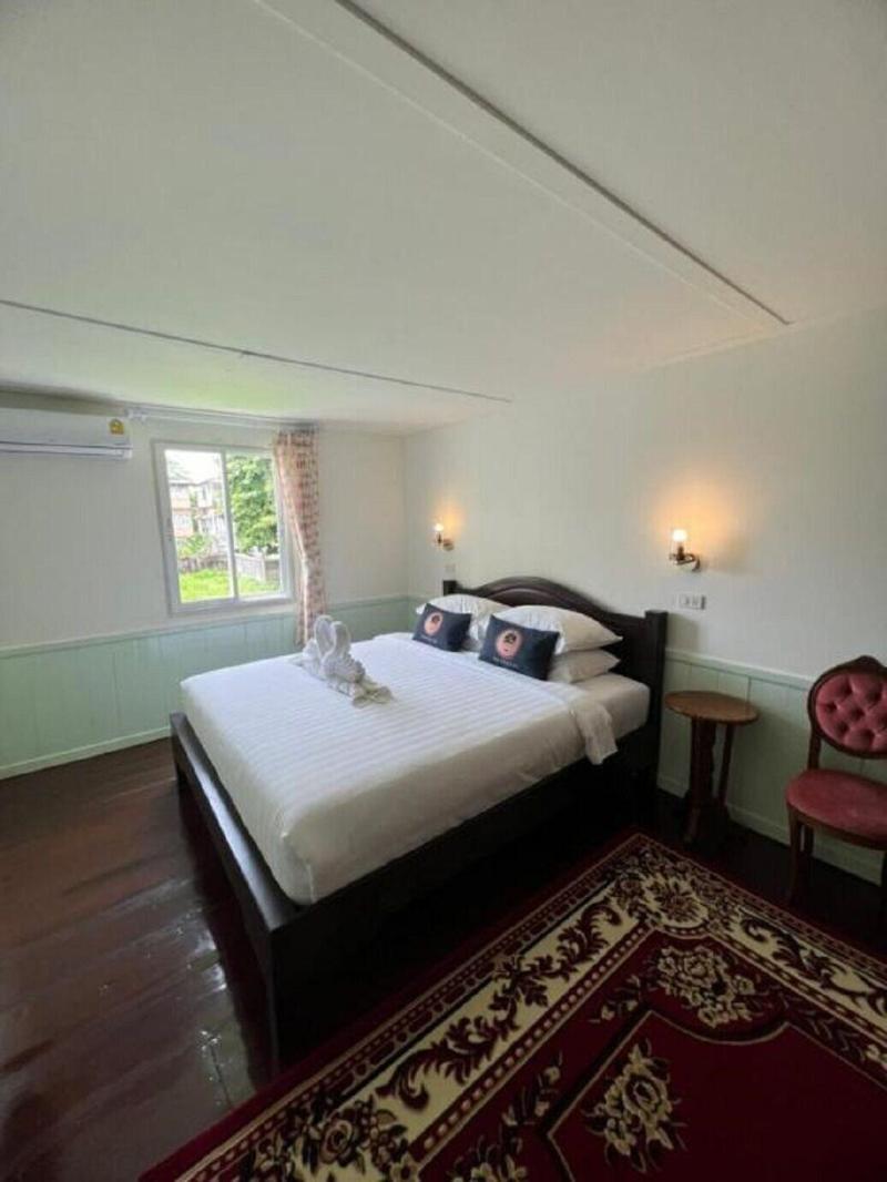Roomquest Bangkok Rim Praya Dinsor Road image