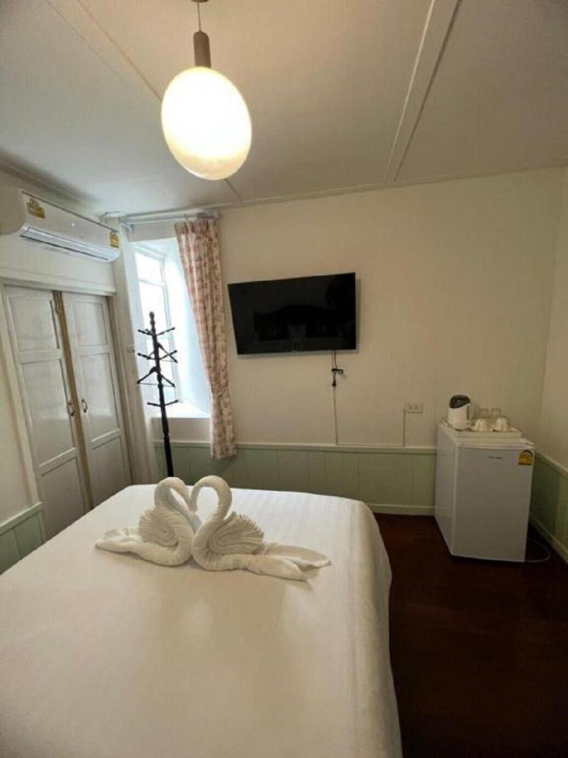 Roomquest Bangkok Rim Praya Dinsor Road image