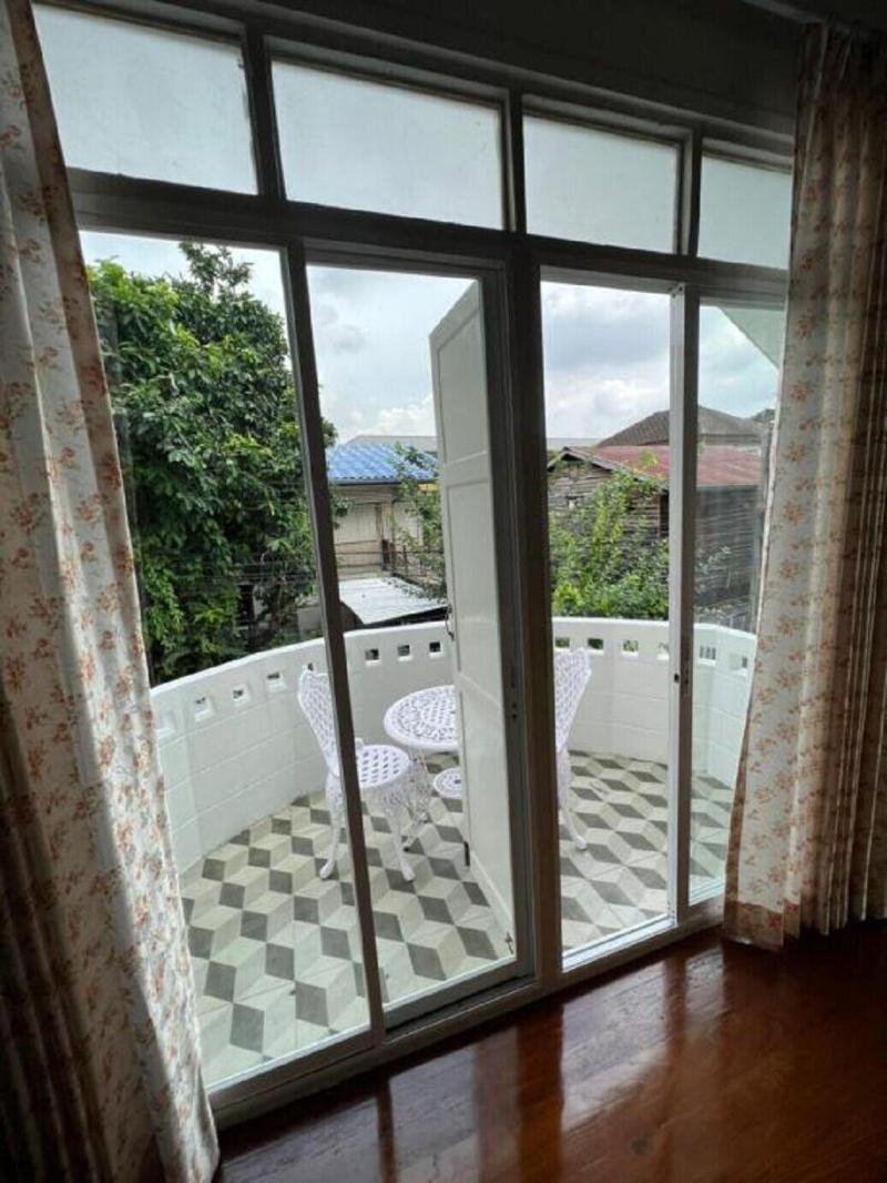 Roomquest Bangkok Rim Praya Dinsor Road image