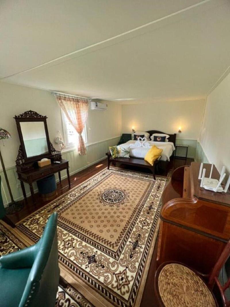 Roomquest Bangkok Rim Praya Dinsor Road image