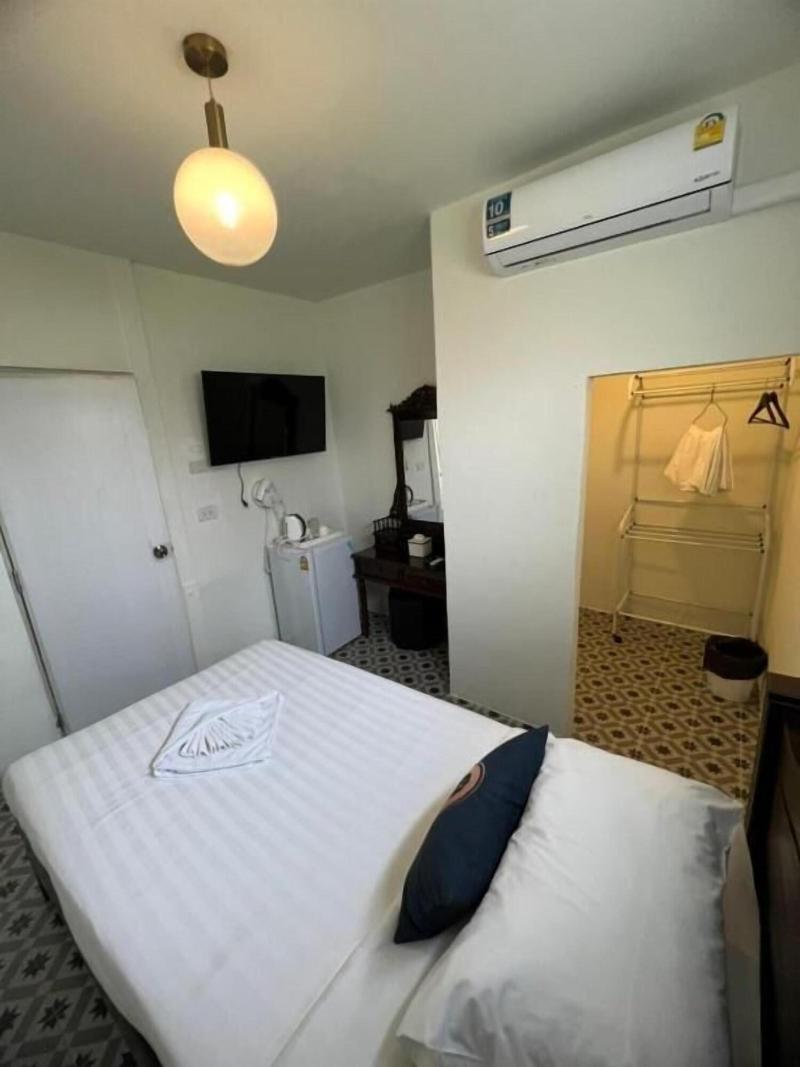 Roomquest Bangkok Rim Praya Dinsor Road image