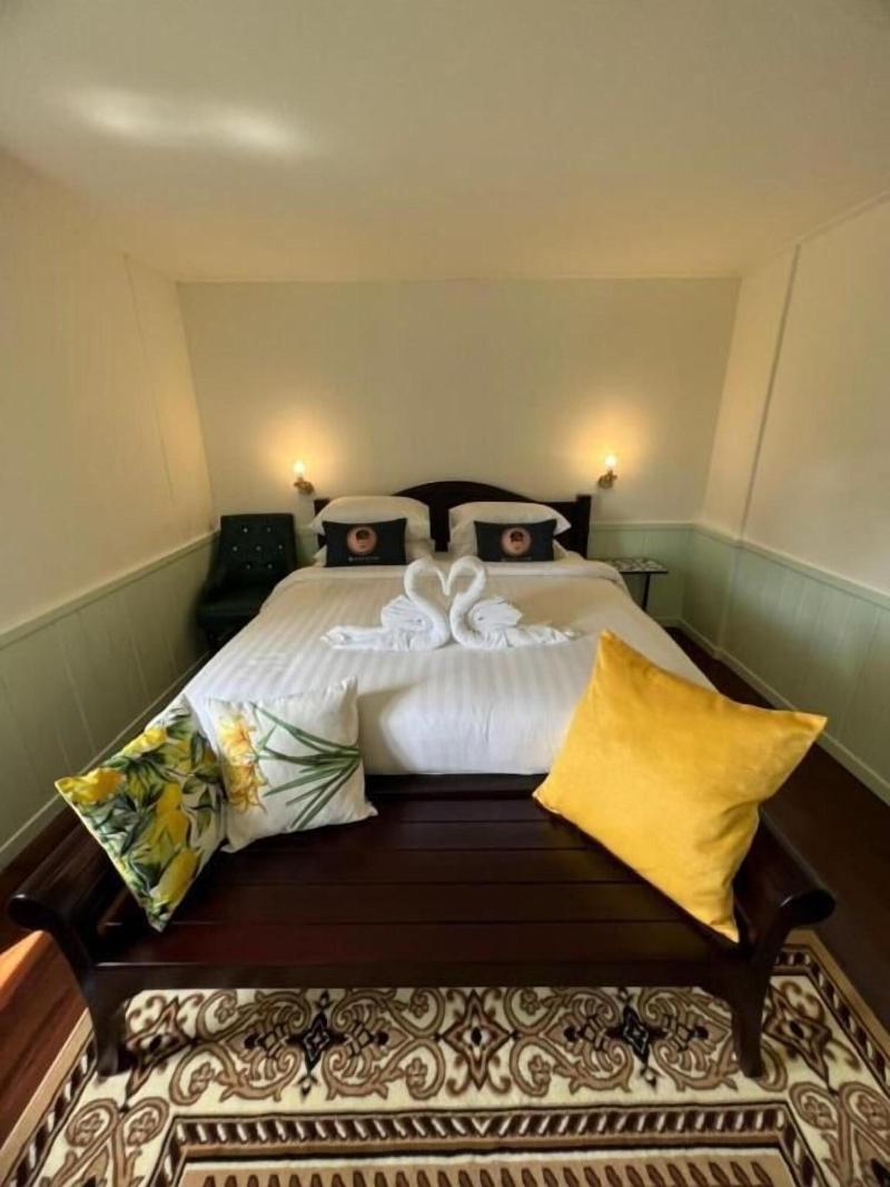 Roomquest Bangkok Rim Praya Dinsor Road image