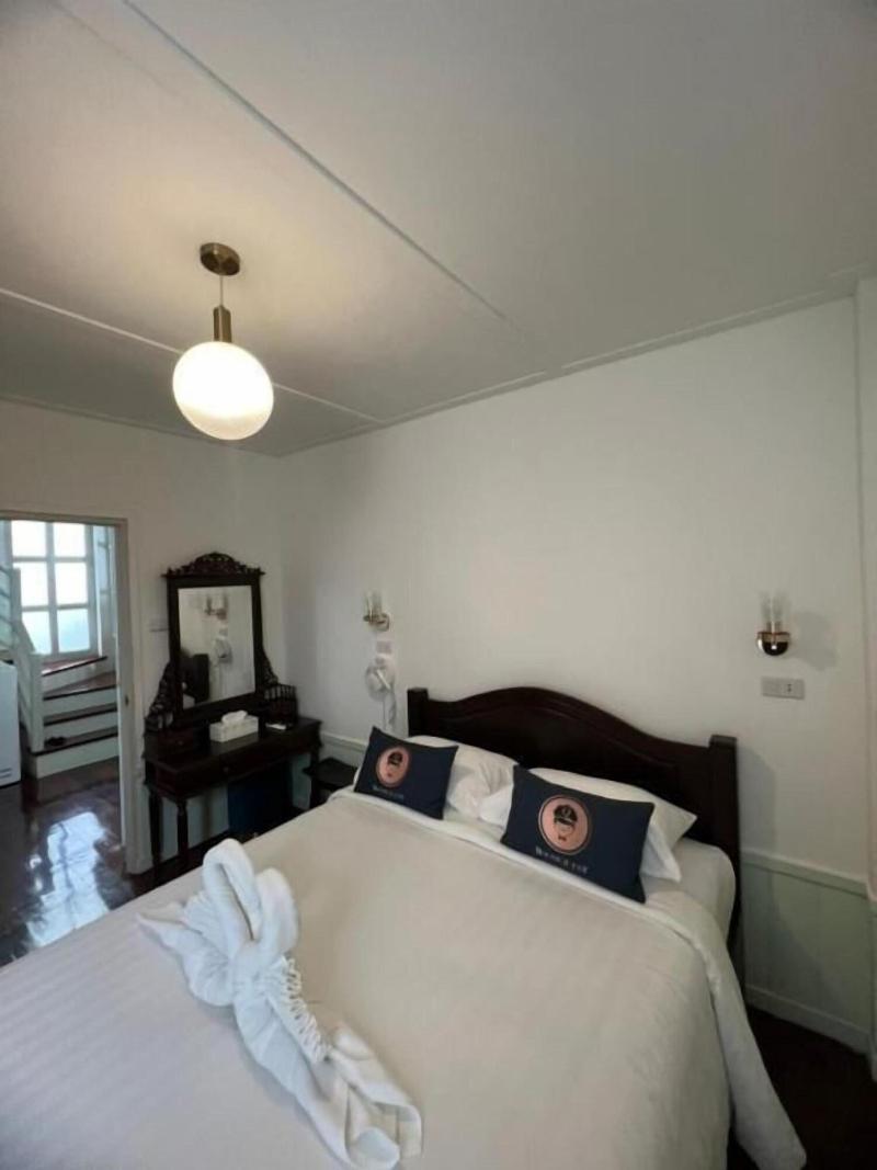 Roomquest Bangkok Rim Praya Dinsor Road image