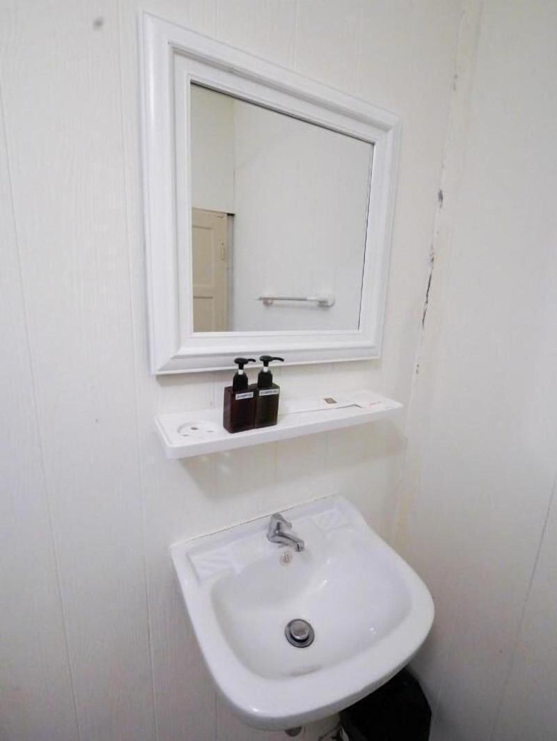 Roomquest Bangkok Rim Praya Dinsor Road image