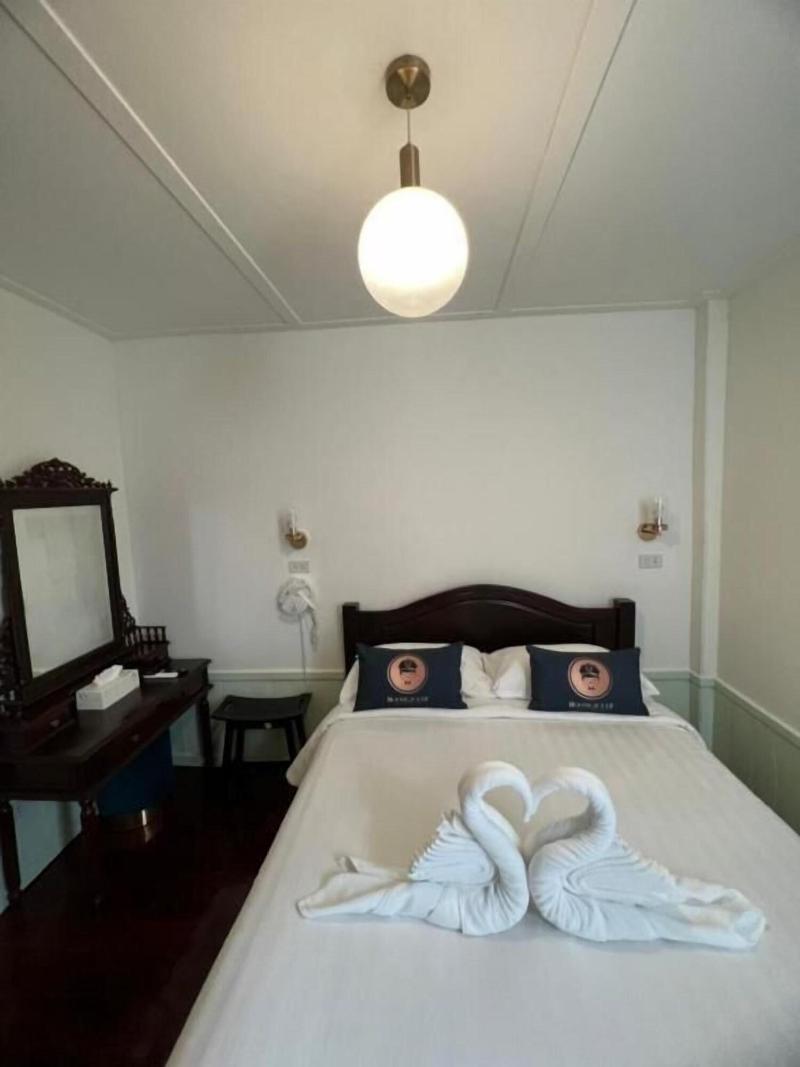Roomquest Bangkok Rim Praya Dinsor Road image