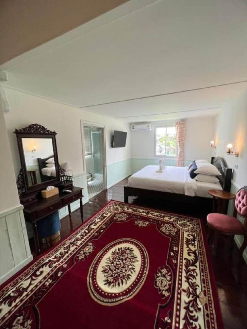 Roomquest Bangkok Rim Praya Dinsor Road image