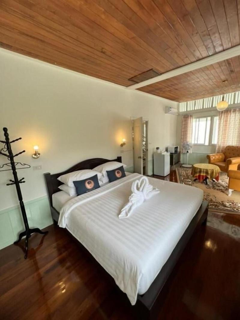 Roomquest Bangkok Rim Praya Dinsor Road image