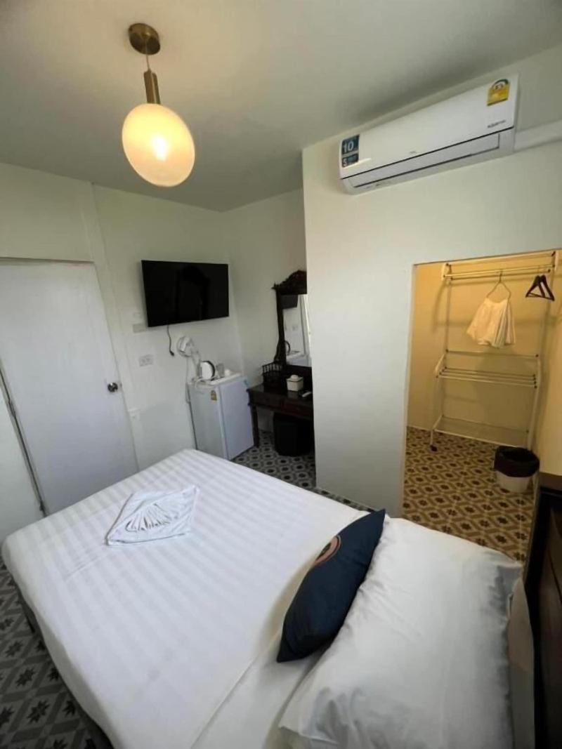 Roomquest Bangkok Rim Praya Dinsor Road image
