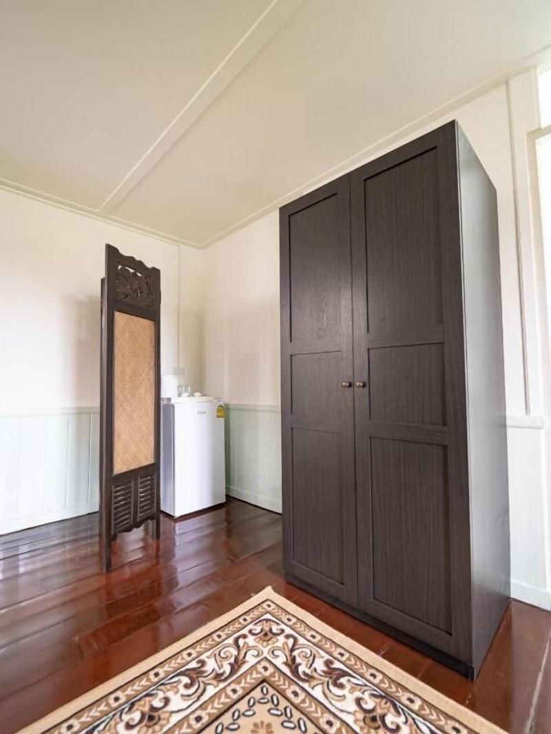 Roomquest Bangkok Rim Praya Dinsor Road image