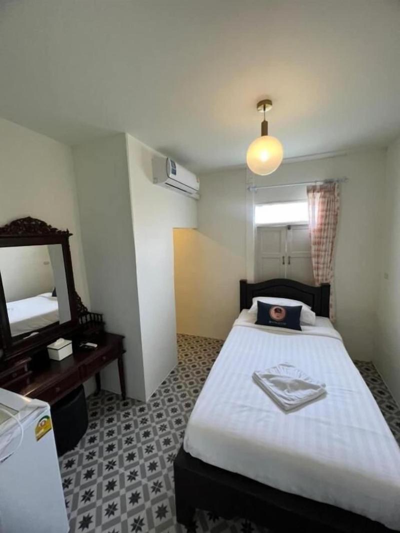 Roomquest Bangkok Rim Praya Dinsor Road image