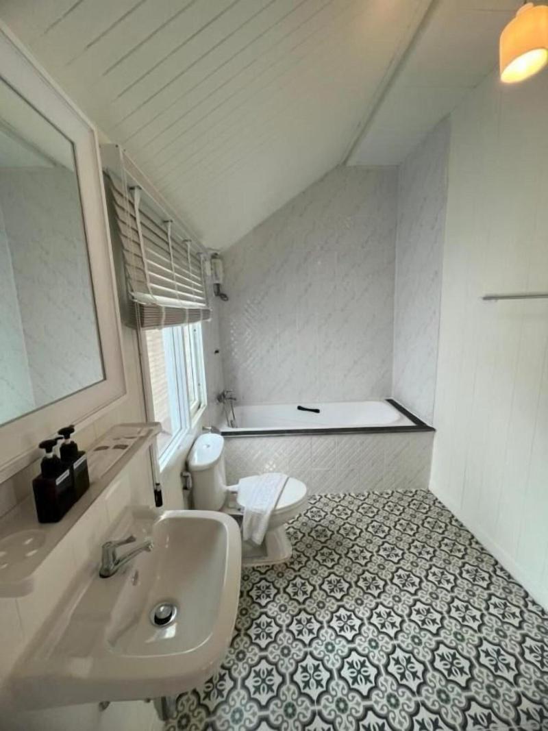 Roomquest Bangkok Rim Praya Dinsor Road image