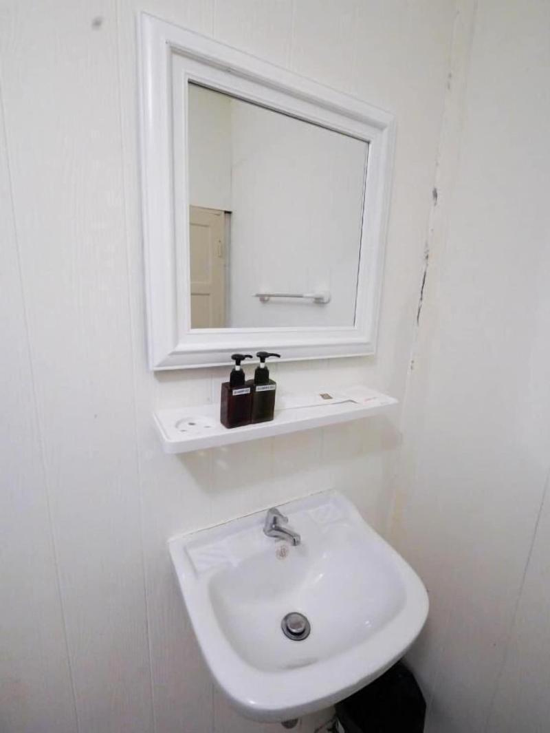 Roomquest Bangkok Rim Praya Dinsor Road image
