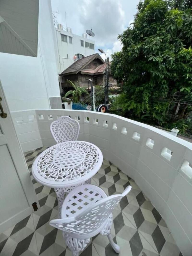 Roomquest Bangkok Rim Praya Dinsor Road image