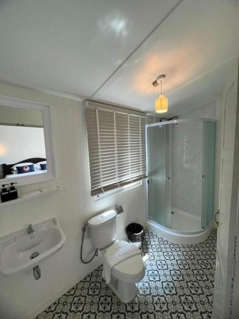 Roomquest Bangkok Rim Praya Dinsor Road image