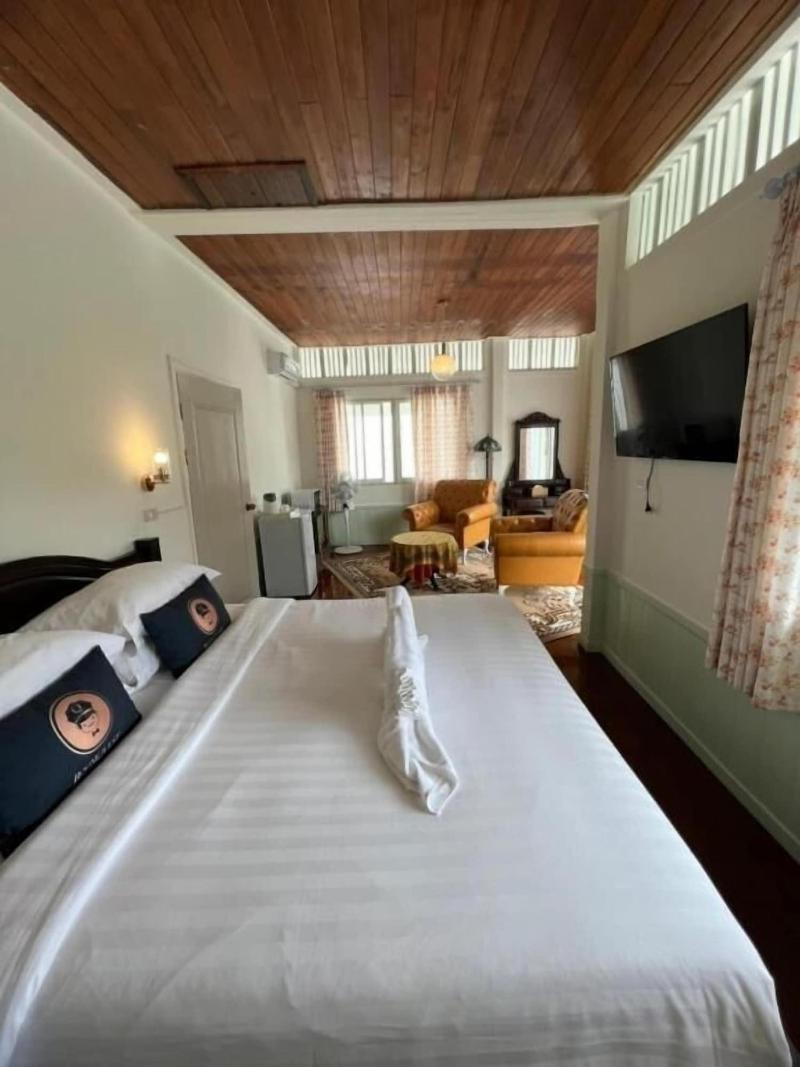 Roomquest Bangkok Rim Praya Dinsor Road image