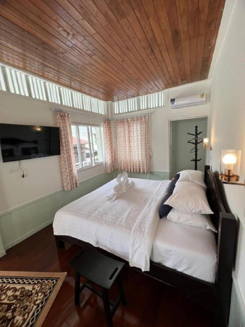 Roomquest Bangkok Rim Praya Dinsor Road image
