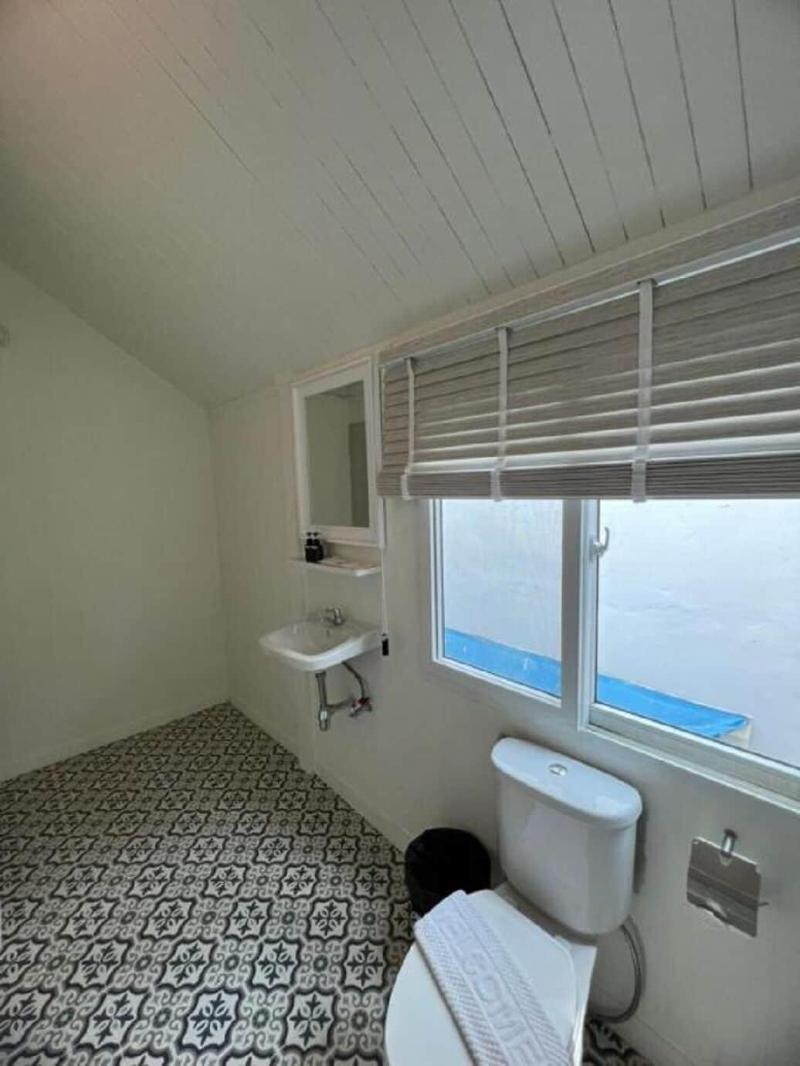 Roomquest Bangkok Rim Praya Dinsor Road image