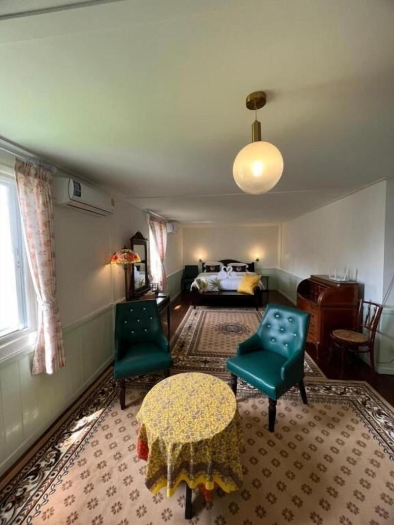 Roomquest Bangkok Rim Praya Dinsor Road image