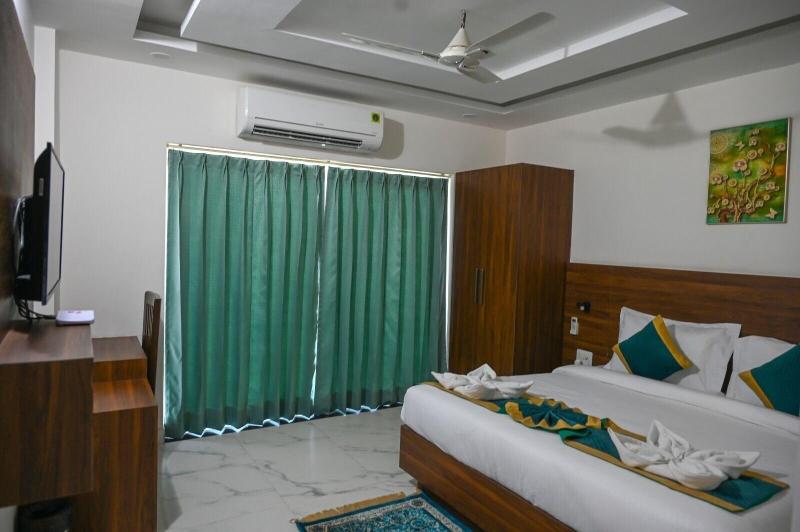Hotel 7 Heaven image