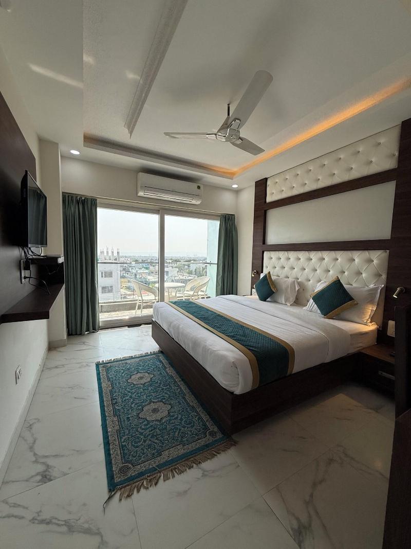 Hotel 7 Heaven image