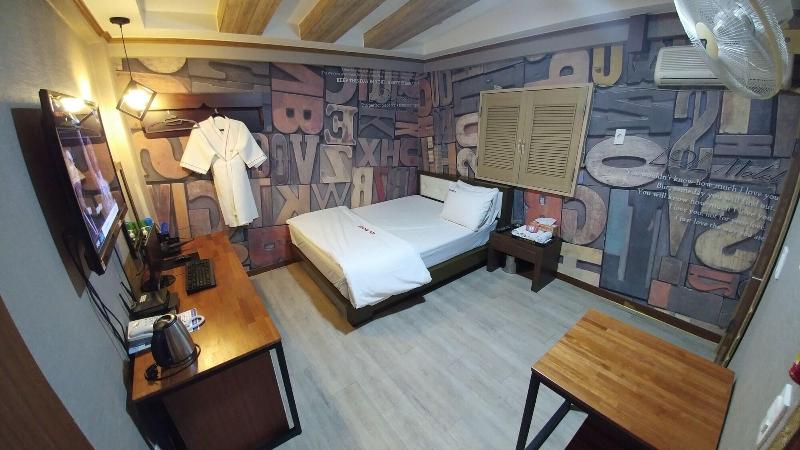 Lol Motel image
