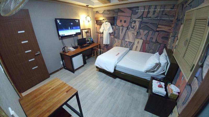 Lol Motel image