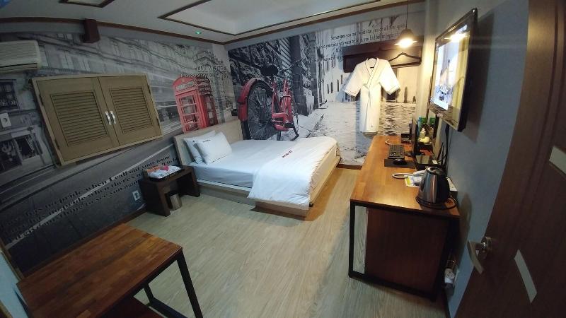 Lol Motel image