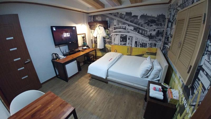 Lol Motel image