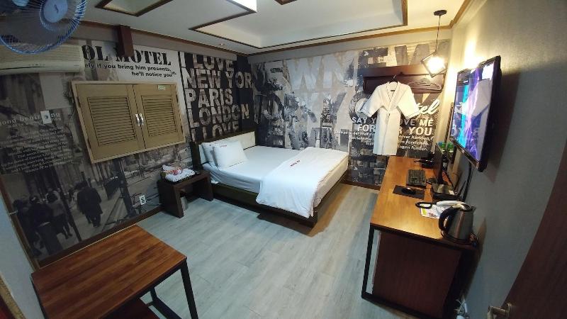 Lol Motel image