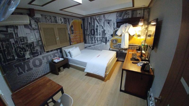 Lol Motel image