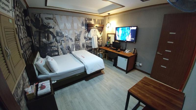 Lol Motel image