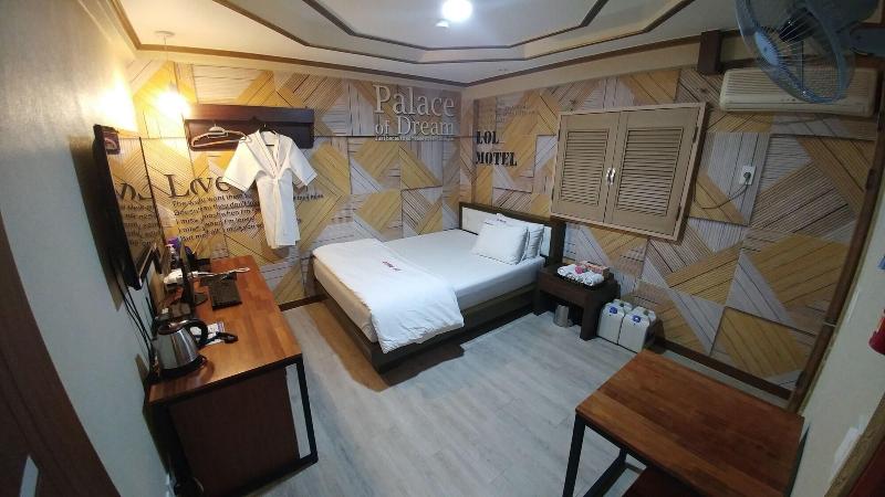 Lol Motel image