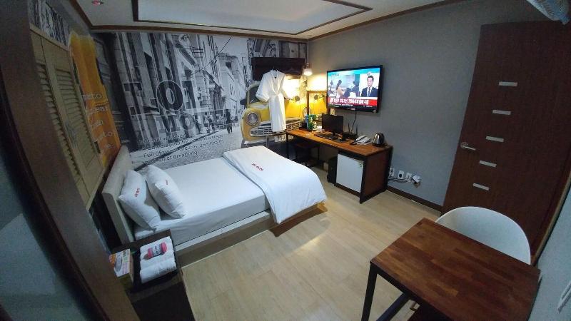 Lol Motel image