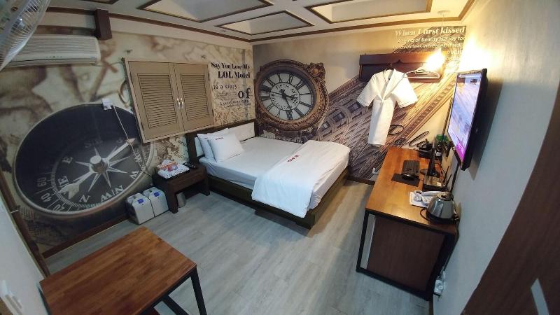 Lol Motel image