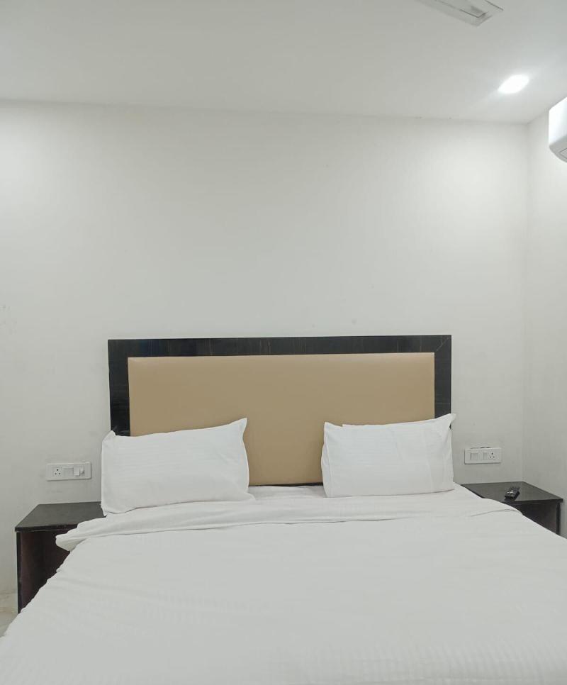 Hotel Rasso Inn Tuglakabad Extn image