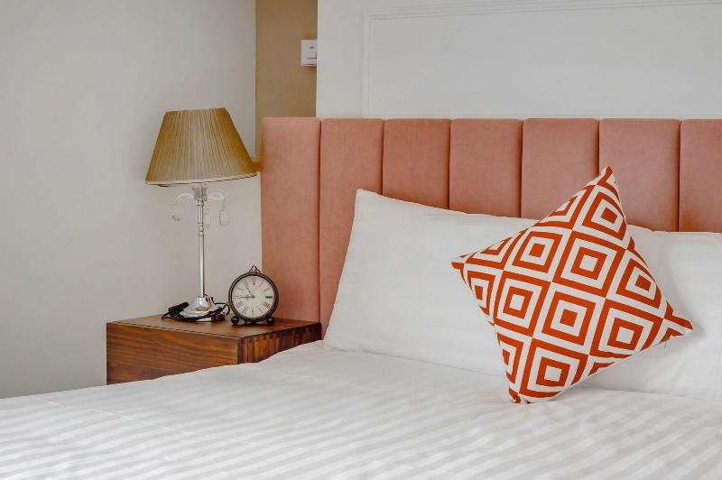 H Knock Knock Style Inn image