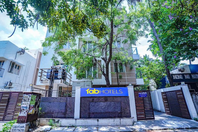 Fabhotel Home Tree Service Apartment image