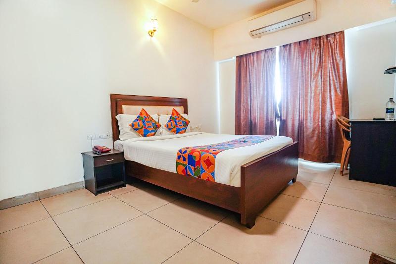 Fabhotel Home Tree Service Apartment image