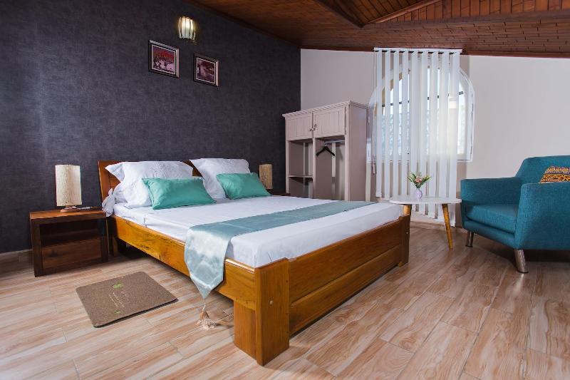 H H Chambre De Charme image