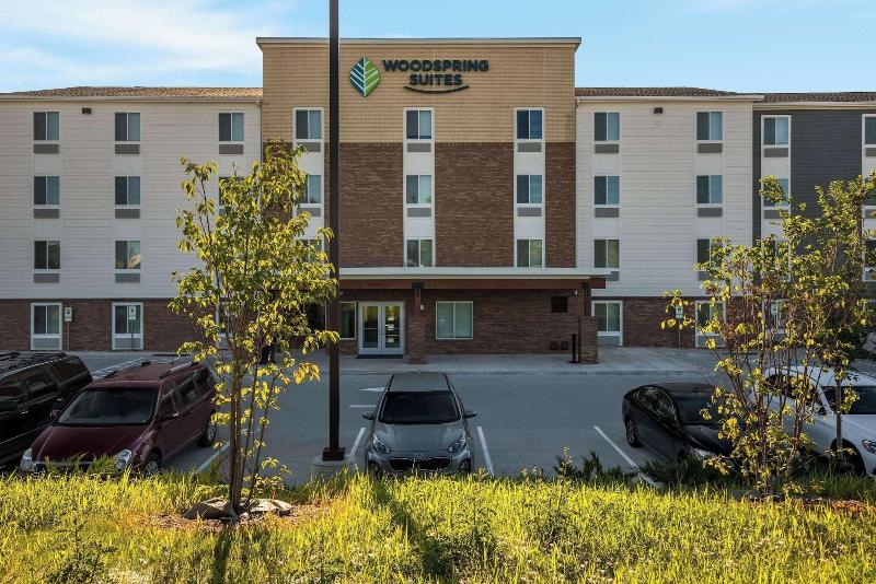 Woodspring Suites Milwaukee Menomonee Falls image