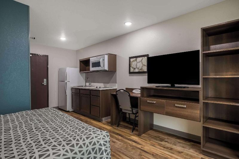 Woodspring Suites Milwaukee Menomonee Falls image