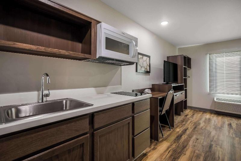 Woodspring Suites Milwaukee Menomonee Falls image