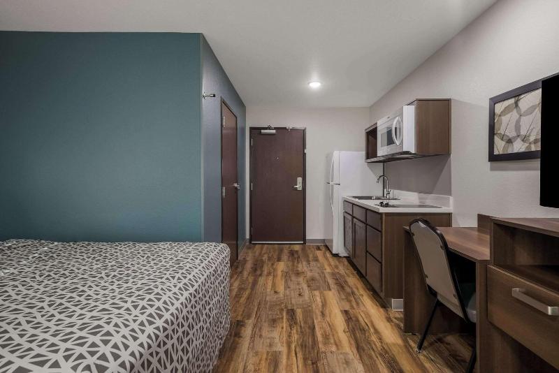 Woodspring Suites Milwaukee Menomonee Falls image