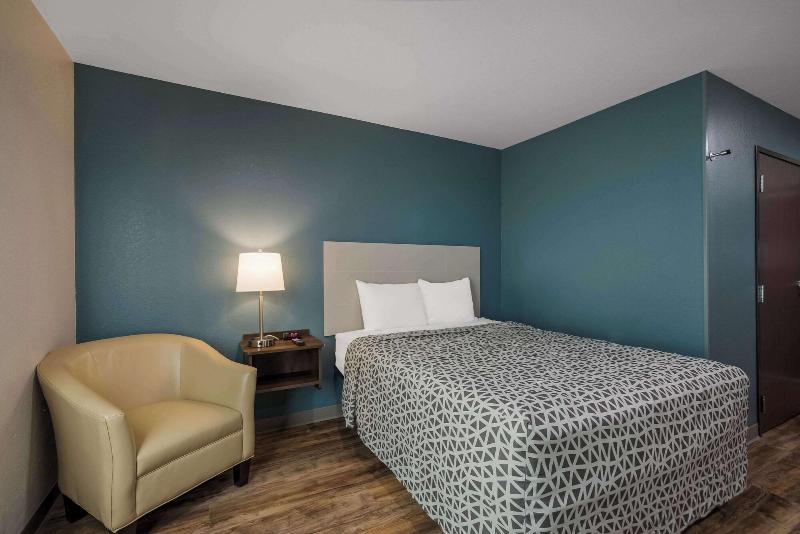 Woodspring Suites Milwaukee Menomonee Falls image