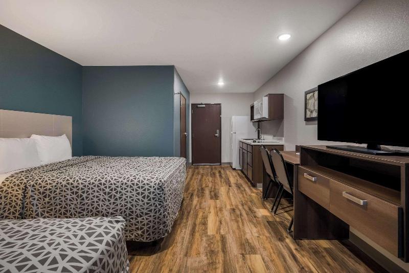 Woodspring Suites Milwaukee Menomonee Falls image