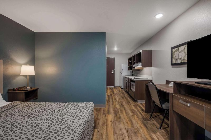 Woodspring Suites Milwaukee Menomonee Falls image